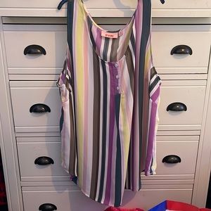 This tank shirt, it is an XL  its brand is EVRI